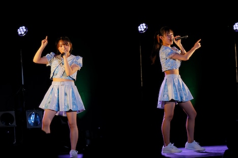 「限りあるMoment」を歌唱する有澤一華（左）と石山咲良（右）。（写真提供：アップフロントプロモーション）