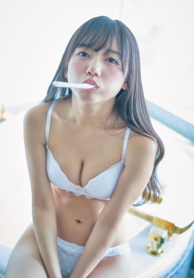 「齊藤京子1st写真集 とっておきの恋人」より。（撮影：岡本武志）