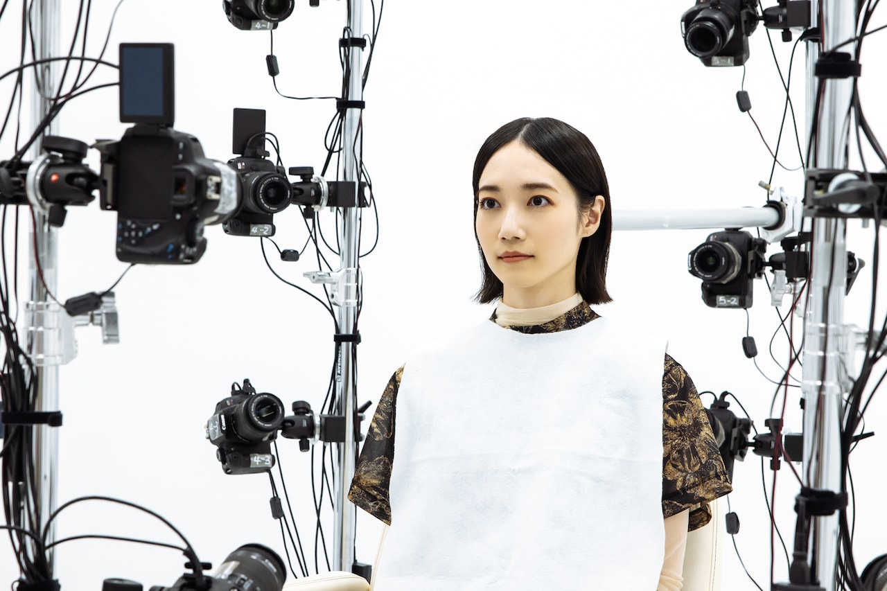 まずは真顔で撮影。