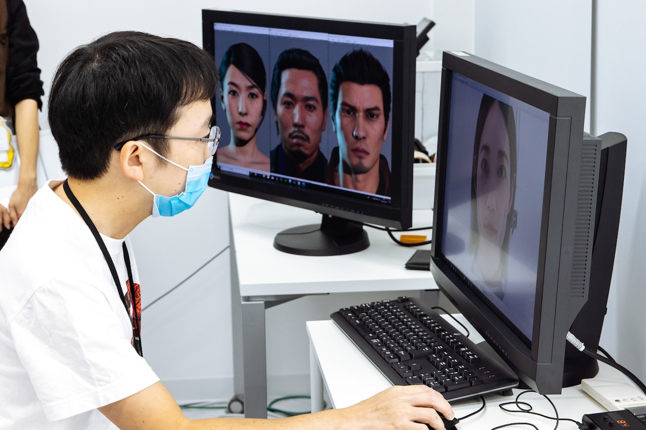 左のモニターに写っているのが清書を終えて完成した3Dデータの例。