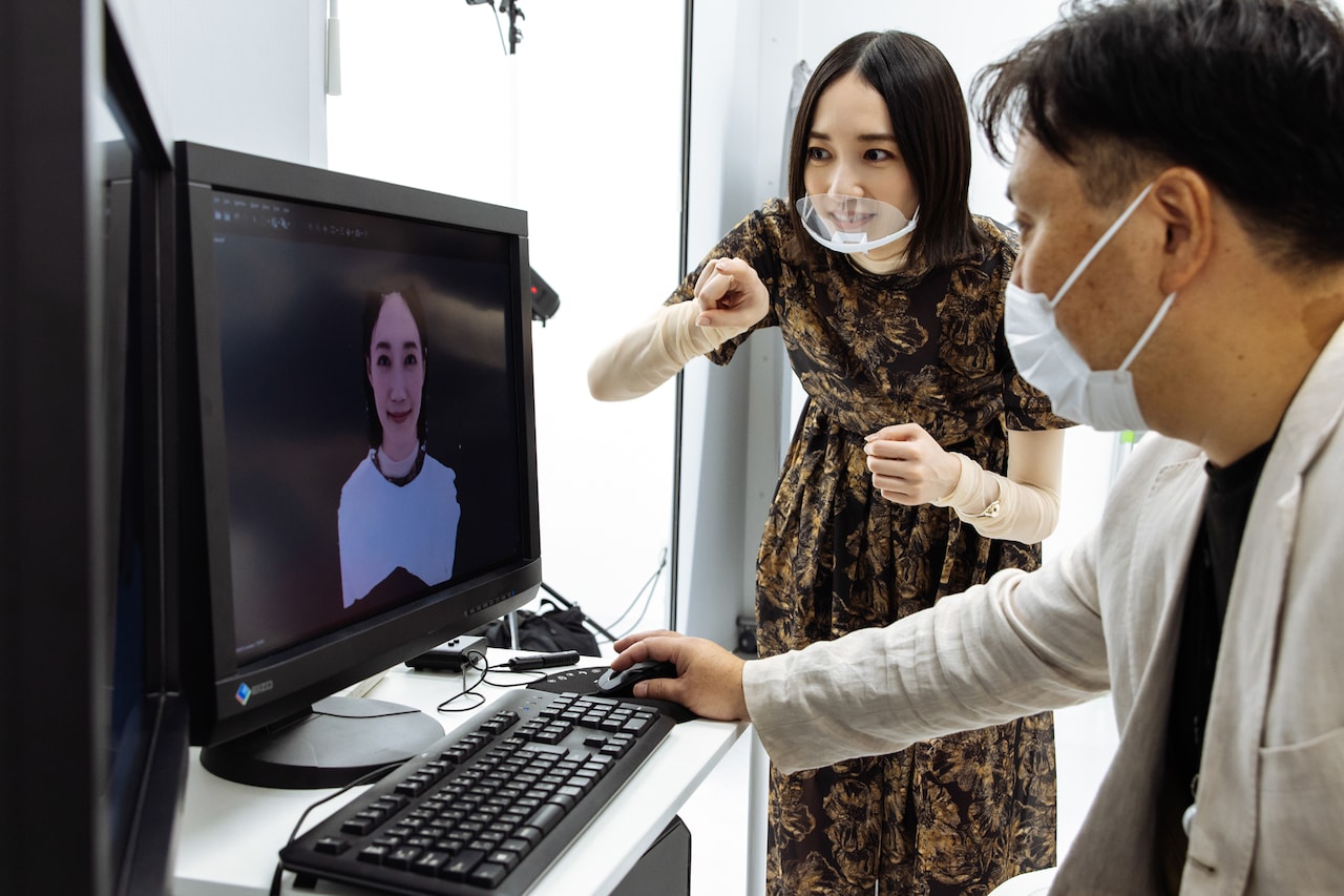 自分をキャプチャーした3Dデータを覗き込むのっちさん。