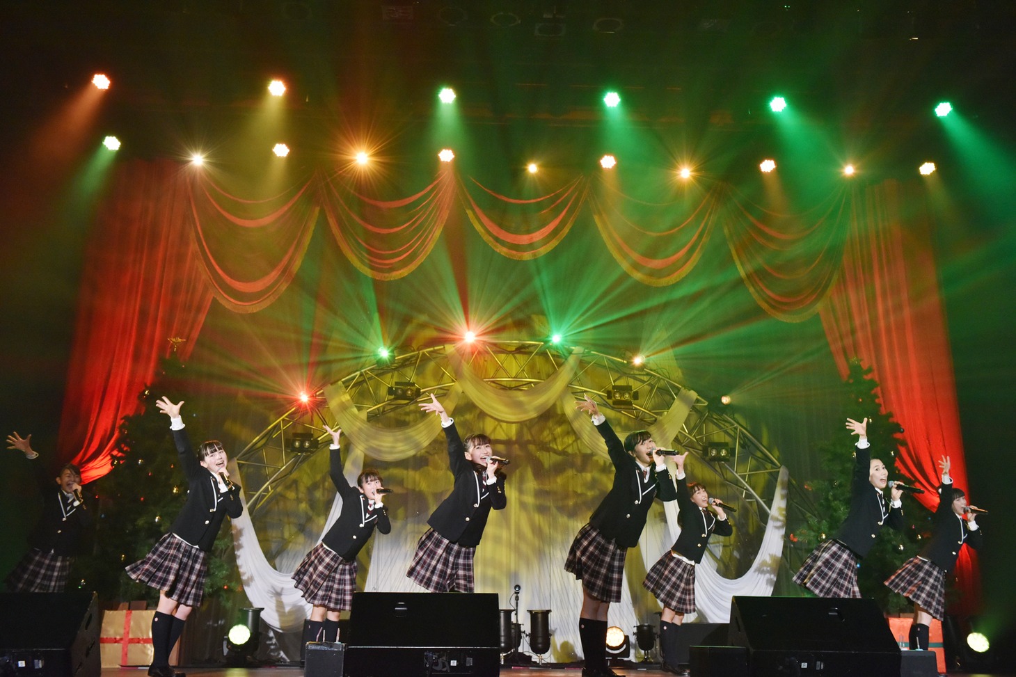 さくら学院「10th Anniversary さくら学院☆2020 ～ Happy Xmas ～」の様子。