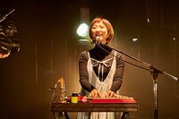 せんせい（Vo, Key）（Photo by 酒井ダイスケ）
