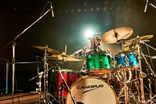 かみむー氏（Dr）（Photo by 酒井ダイスケ）