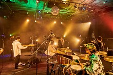 いちろーの手を取り回るせんせい（中央）。（Photo by 酒井ダイスケ）