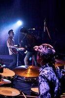 かみむー氏（Dr）（Photo by 酒井ダイスケ）