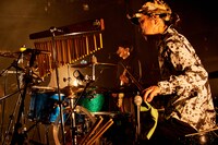 かみむー氏（Dr）（Photo by 酒井ダイスケ）