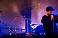 バスドラに乗るいちろー。（Photo by 酒井ダイスケ）