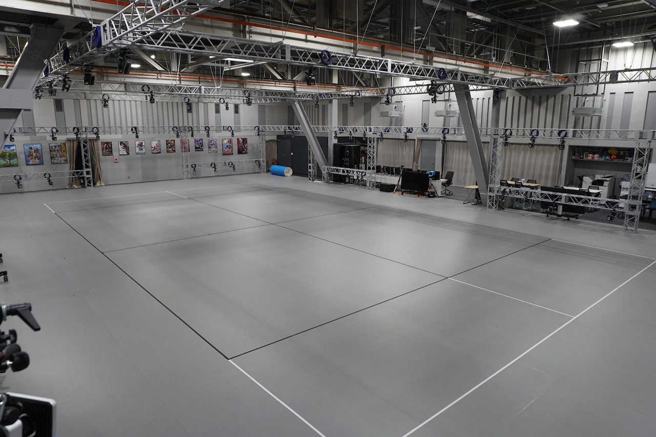 セガモーションキャプチャースタジオの様子。Vicon社の反射光学式カメラが約100台設置されており、ワイヤーアクション用設備も完備されています。（セガの技術ブログ「SEGA TECH Blog」より）