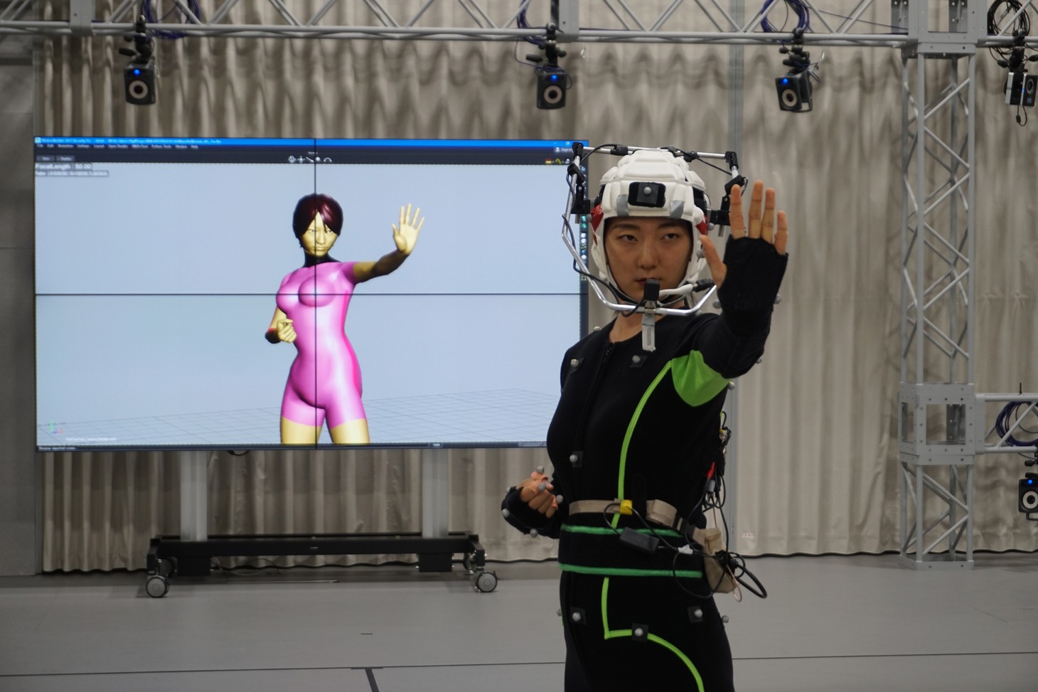 モーションキャプチャーの様子。親指、人差し指、小指にもマーカーを付けて指のモーションも収録しています。（セガの技術ブログ「SEGA TECH Blog」より）