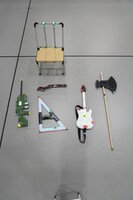 マーカーを貼った小道具の数々。このうち椅子とギターは実際に「龍が如く」で使用されました。バトルやヒートアクションでも使用するので、木材と発泡スチロールという軽い素材で作成されており、振り回したり多少手荒に扱っても問題ないようにしてあります。（セガの技術ブログ「SEGA TECH Blog」より）