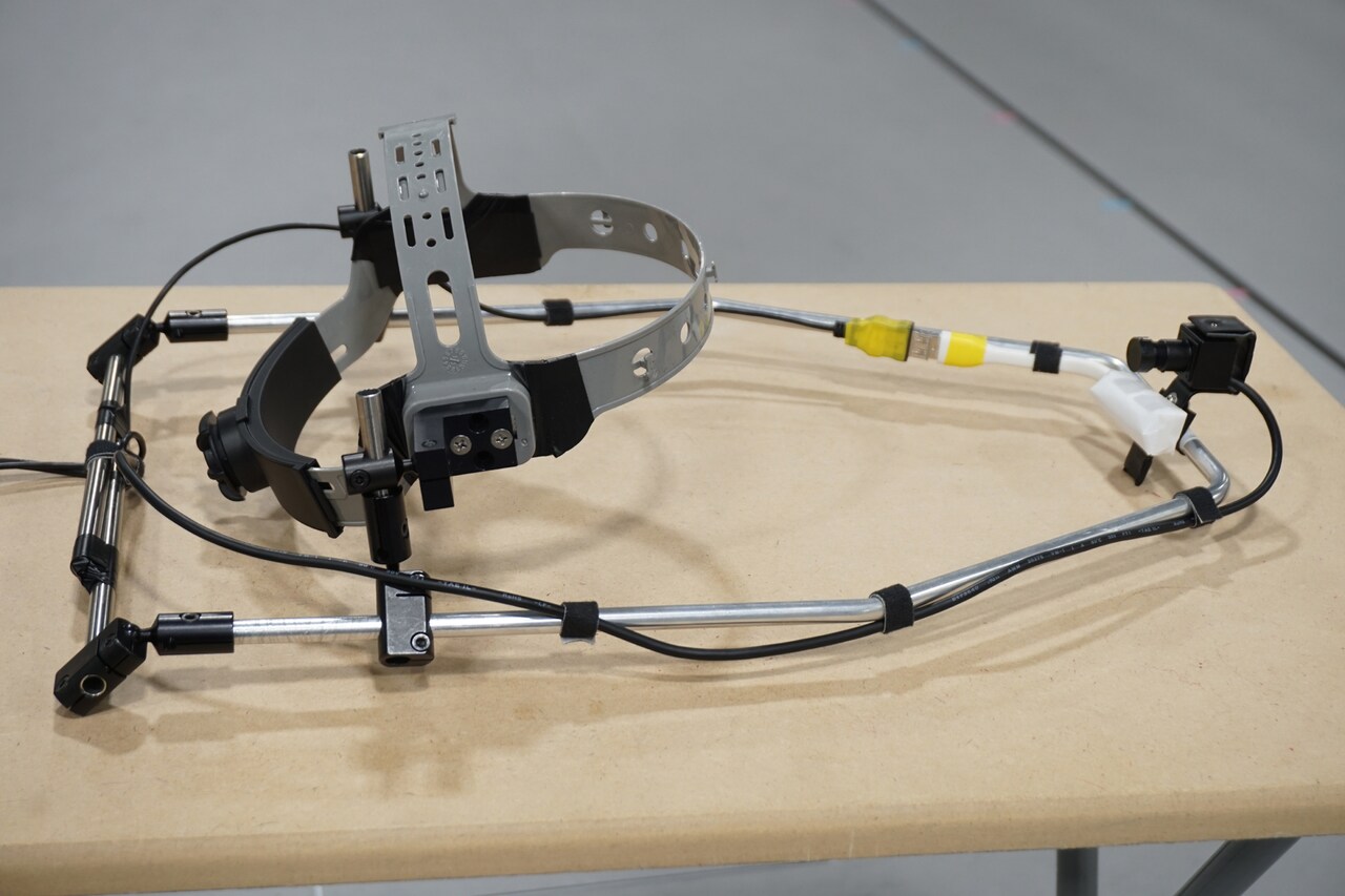 顔の動き・表情を収録するためのHMC（ヘッドマウントカメラ）。（セガの技術ブログ「SEGA TECH Blog」より）