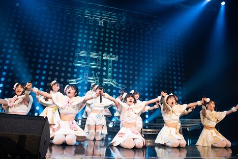 新曲「恋・ホワイトアウト」を披露する虹コン。