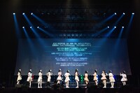 最新情報を発表する虹コン。