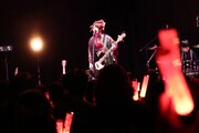 亜沙「亜沙バースデーライブ2020~茜色の語った夢噺~」の様子。(撮影:岩佐篤樹)