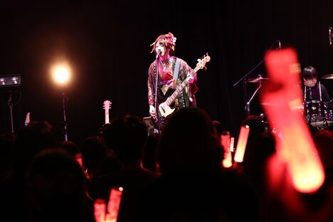 亜沙「亜沙バースデーライブ2020~茜色の語った夢噺~」の様子。(撮影:岩佐篤樹)