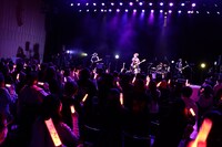 亜沙「亜沙バースデーライブ2020～茜色の語った夢噺～」の様子。（撮影：岩佐篤樹）