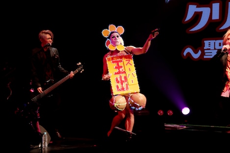 イルミネーションを光らせる樽美酒研二（Dr）。（写真提供：株式会社ユークリッド・マネージメント）