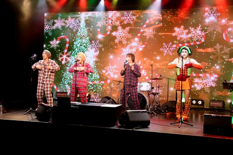 「ぴったりしたいX'mas！」を披露するゴールデンボンバー。（写真提供：株式会社ユークリッド・マネージメント）