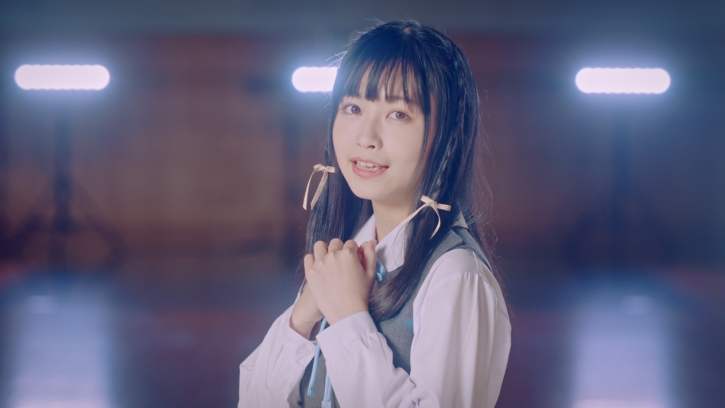 PiXMiX「卒業レールウェイ」ミュージックビデオより。