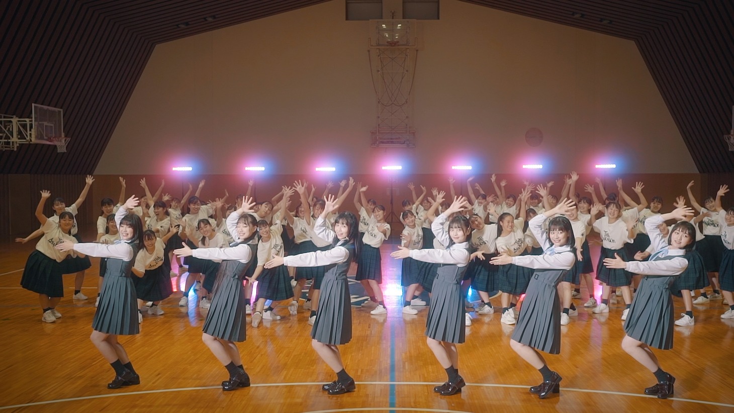 PiXMiX「卒業レールウェイ」ミュージックビデオより。