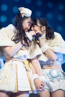 じゃれる山本莉唯（左）と大和明桜（右）。