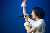 涙を流す隈本茉莉奈。