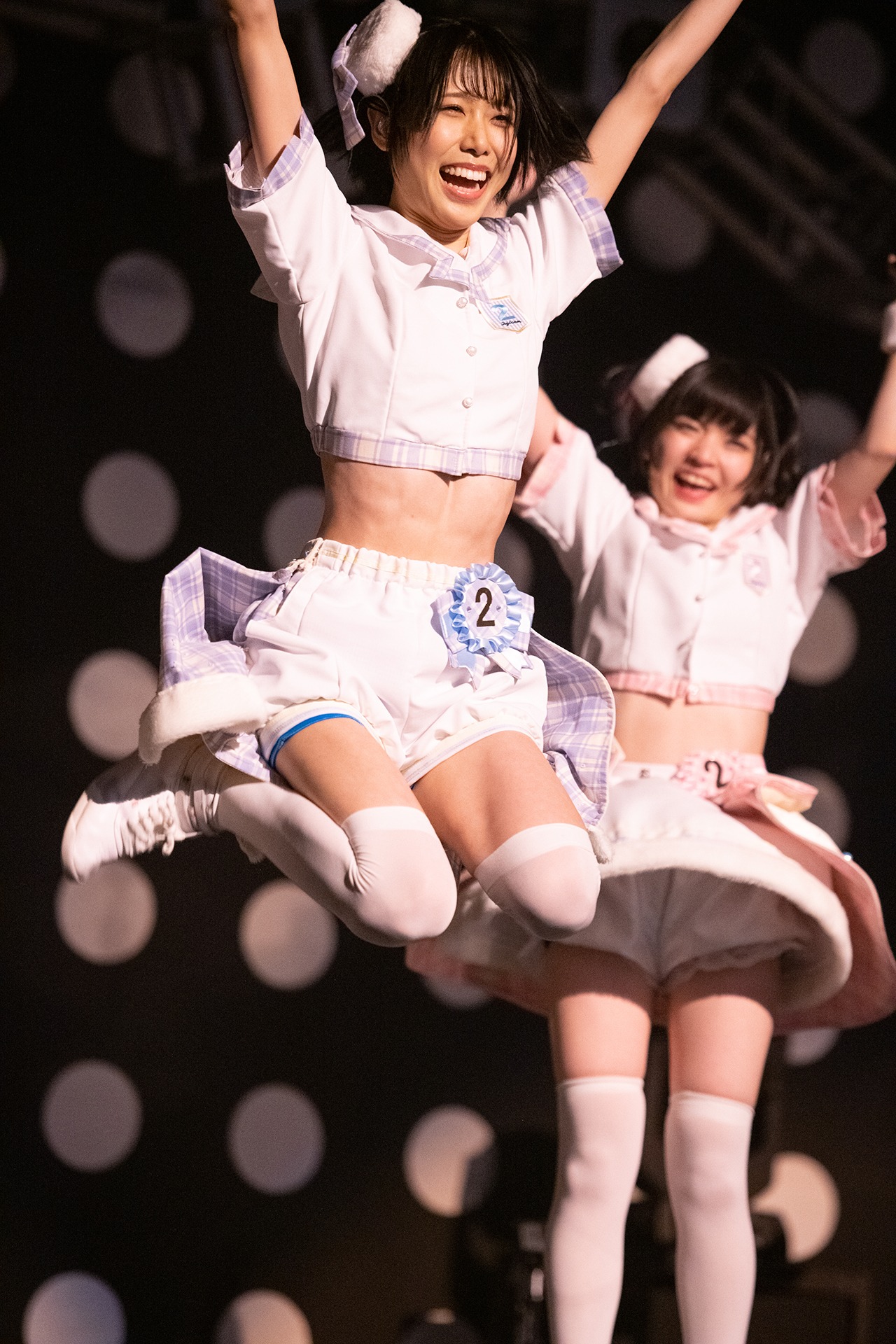 大きくジャンプする隈本茉莉奈（前）と小さくジャンプする根本凪（後）。