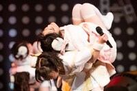 岡田彩夢（上）と的場華鈴（下）。