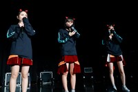 1年後に再び東京・新木場STUDIO COASTでワンマンライブが開催されることを知り、涙するDevil ANTHEM.メンバー。（写真提供：エイジアプロモーション）