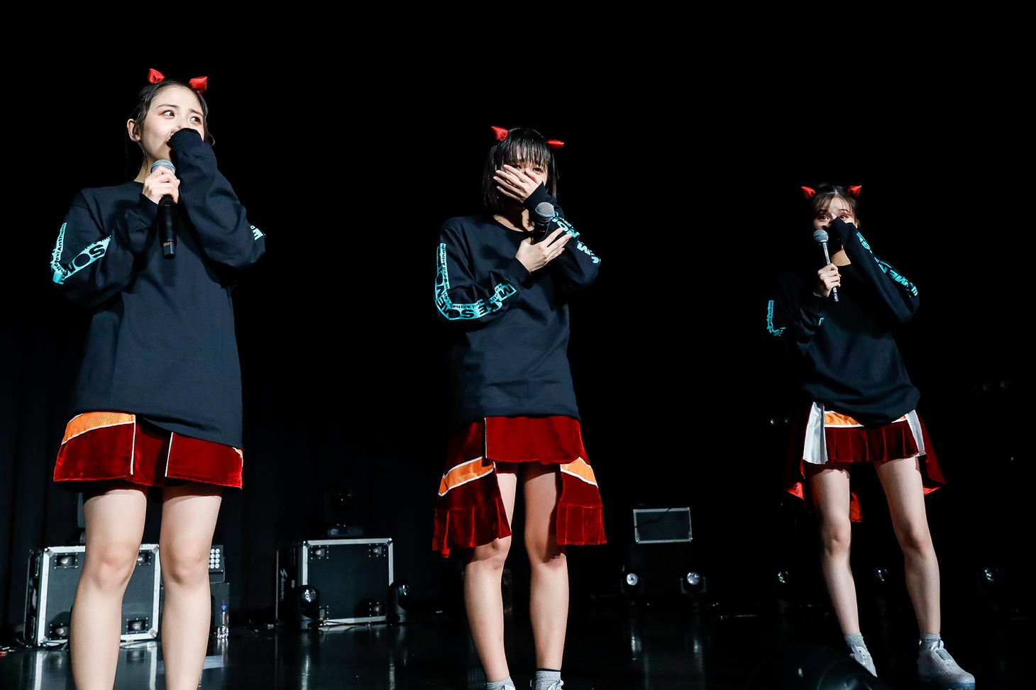 1年後に再び東京・新木場STUDIO COASTでワンマンライブが開催されることを知り、涙するDevil ANTHEM.メンバー。（写真提供：エイジアプロモーション）