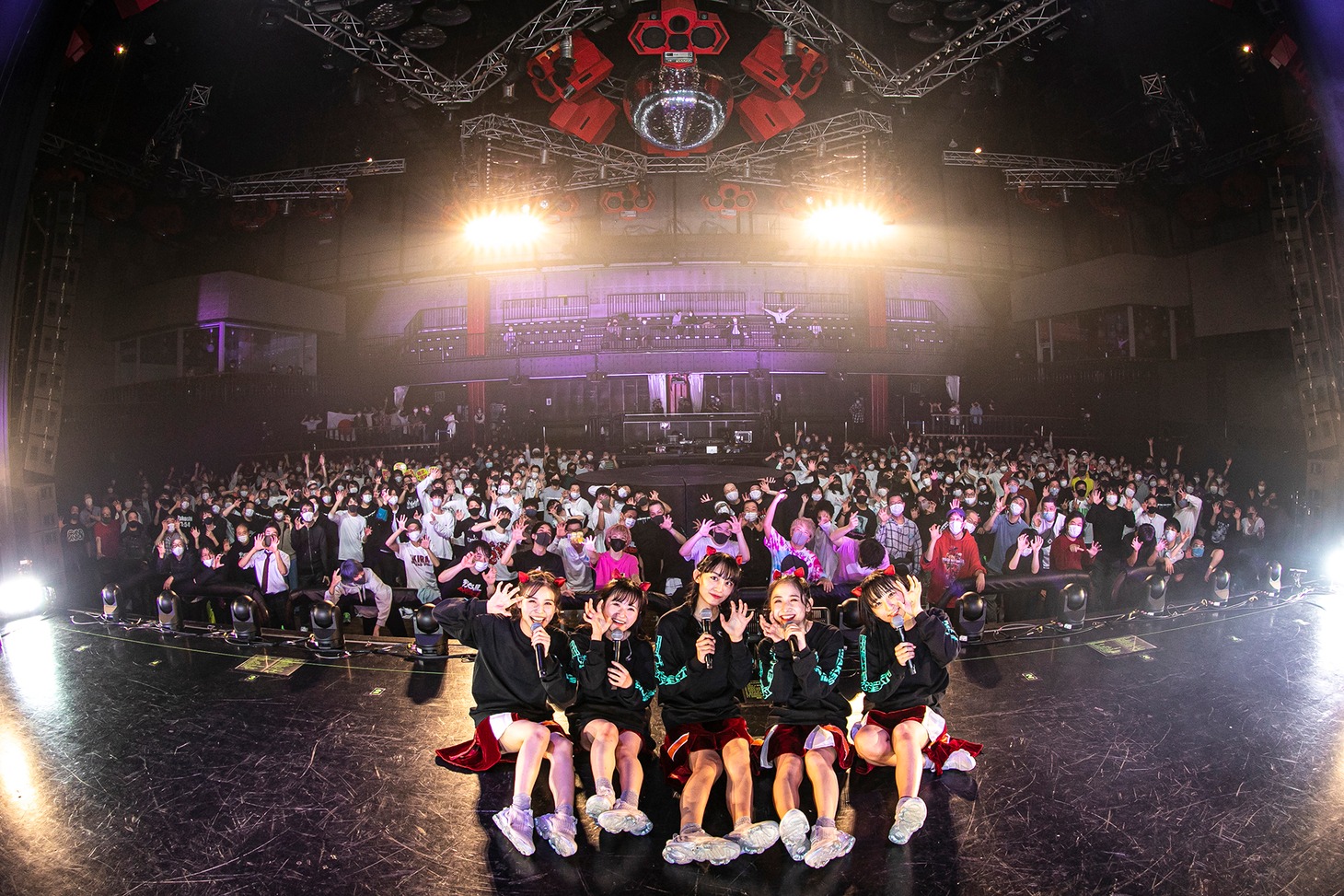 「Devil ANTHEM. 6th Anniversary ONE MAN LIVE『デビタゴン祭』」での記念写真。（写真提供：エイジアプロモーション）