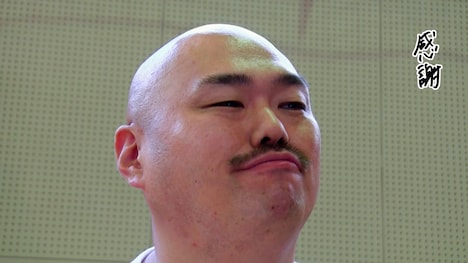 豆柴の大群「DADDY」リリックビデオのワンシーン。