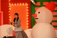 魔法のランプを手にした丹生明里。(c) Seed & Flower LLC