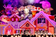 「ひなくり2020~おばけホテルと22人のサンタクロース」の様子。(c) Seed & Flower LLC