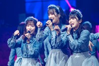 左から東村芽依、佐々木久美、丹生明里。(c) Seed & Flower LLC