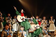 メンバーに囲まれながら「まさか 偶然…」を歌唱した富田鈴花(中央左)と松田好花(中央右)。(c) Seed & Flower LLC
