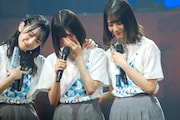 泣き出す松田好花(中央)に寄り添う金村美玖(左)と小坂菜緒(右)。(c) Seed & Flower LLC