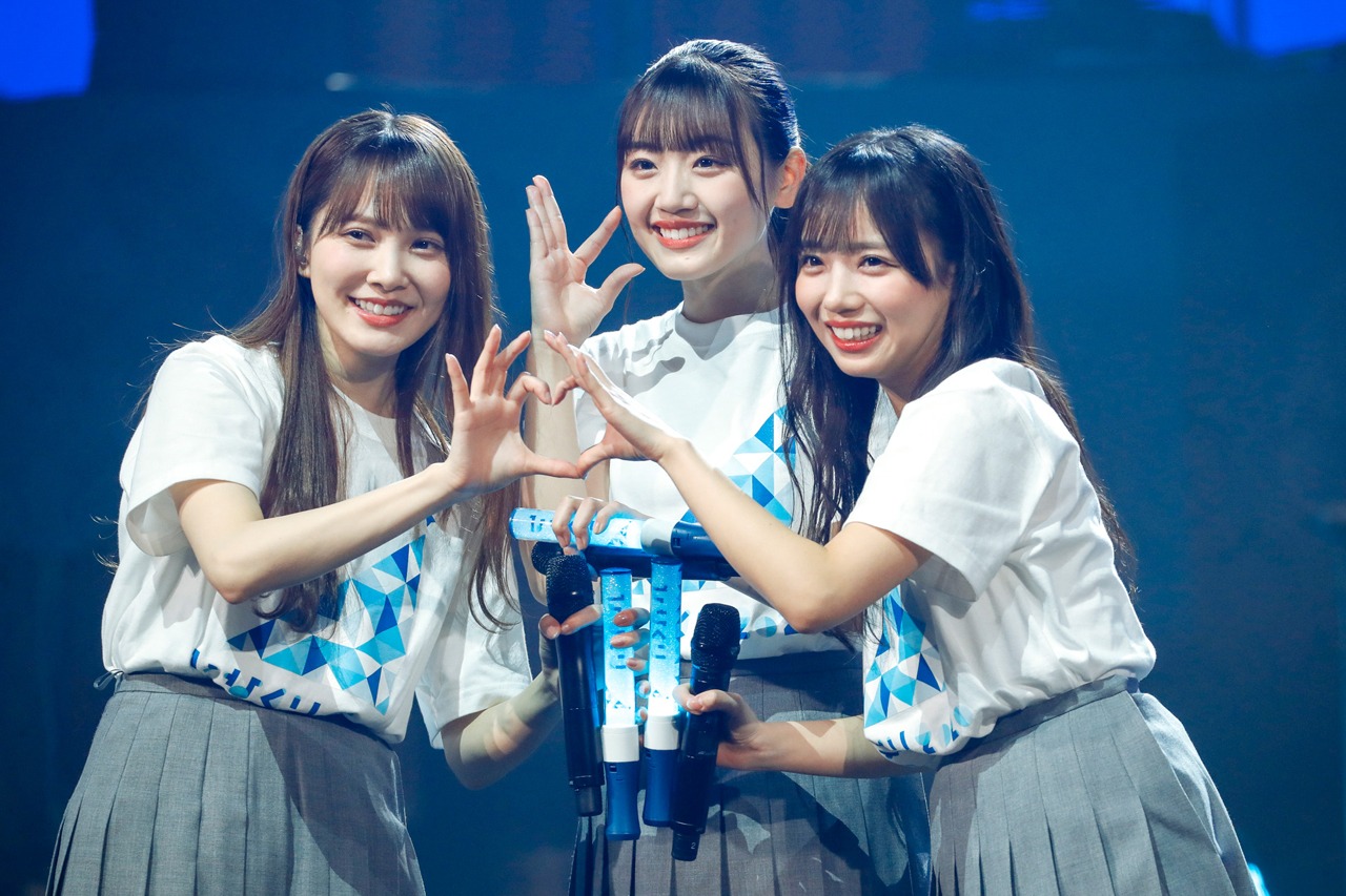 加藤史帆（左）、佐々木美玲（中央）、齊藤京子（右）。(c) Seed & Flower LLC