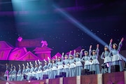 メイド服に身を包んだ日向坂46。(c) Seed & Flower LLC