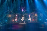 左からAZKi、ときのそら、夜空メル。（Photo by Ayo Kajino）