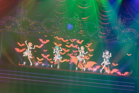 左から夜空メル、潤羽るしあ、癒月ちょこ、紫咲シオン。（Photo by Ayo Kajino）