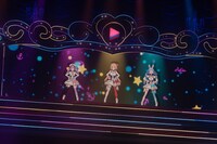 左から湊あくあ、赤井はあと、兎田ぺこら。（Photo by Ayo Kajino）