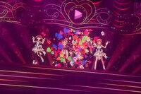 左から宝鐘マリン、AZKi、さくらみこ。（Photo by Ayo Kajino）