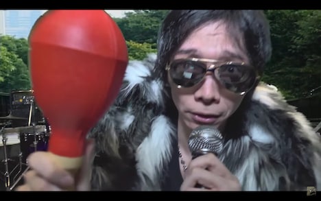 マラカスを振るノリアキ。