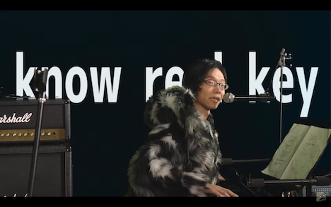 新曲「know real key」を披露するノリアキ。