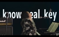 新曲「know real key」を披露するノリアキ。