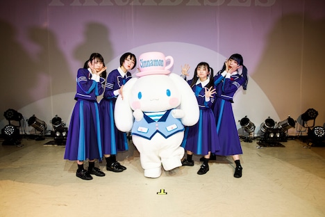 PARADISESとシナモン。（Photo by sotobayashi kenta）