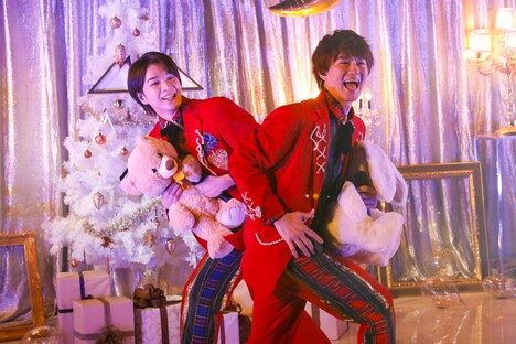 「We're Here!!!」を歌う塩崎太智と佐野勇斗。