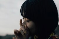 アイナ・ジ・エンド「金木犀」ミュージックビデオのワンシーン。